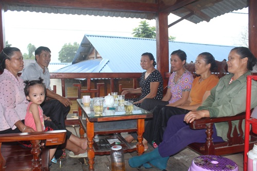 Ông Đèo Văn Hàn – Bí thư chi bộ, trưởng bản Nà Củng triển khai chủ trương, đường lối của Đảng cho Nhân dân trong bản.